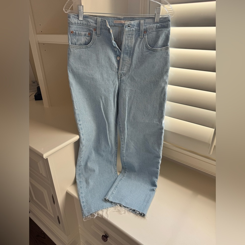 Levi Ribcage Straight ankle with frayed hem. Size 29.